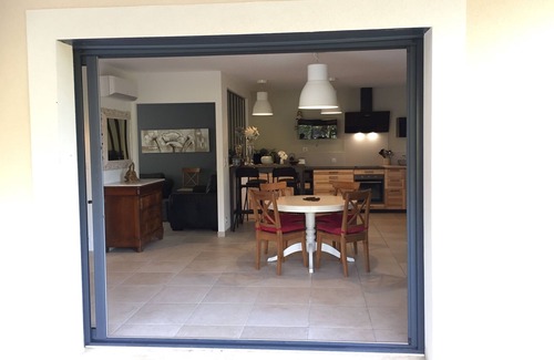 Maubec House | Air-conditioned villa, private swimming pool not shared and heated facing the Luberon .