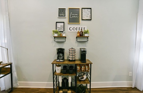 Edgewood House | Airbnb.com/p/DesignedByDom - Over 450 Five-Star Reviews