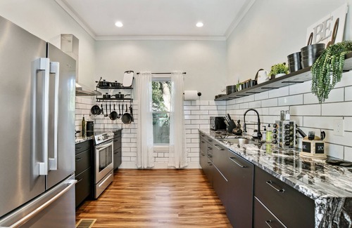 Edgewood House | Airbnb.com/p/DesignedByDom - Over 450 Five-Star Reviews