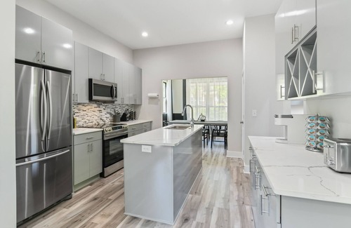 Edgewood House | Airbnb.com/p/DesignedByDom - Over 450 Five Star Reviews