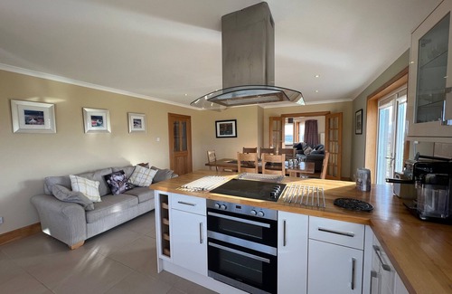 Homore Cottage | AIRIGH NAM FIADH, family friendly, with open fire in Creagorry