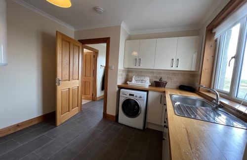 Homore Cottage | AIRIGH NAM FIADH, family friendly, with open fire in Creagorry