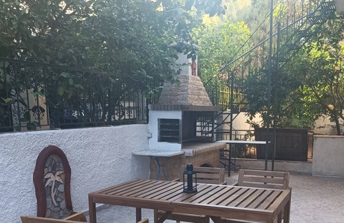 Agia Paraskevi House | Airport-Athens house 20' both directions by car. Family-sized & pets friendly!