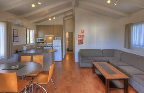 Attwood Hotel | Airport Tourist Village Melbourne