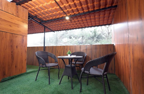 Andheri East House | Airy 1BHK with Balcony & Airport & Family Stay