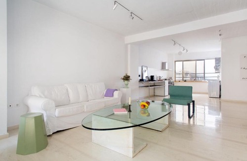 Neapoli Apartment | Airy and bright open-plan flat in Exarcheia