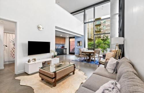 Downtown Apartment | Airy and Open Corner Loft - 92 Walkscore