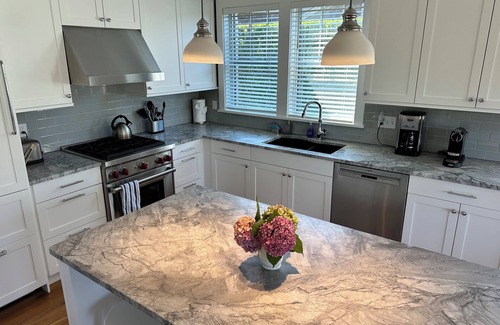 West of Town House | Airy and Spacious, near Beach, Golf and Bartlett's Farm with Community Pool