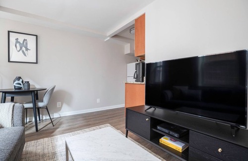 Adams Morgan Apartment | Airy Dupont Circle 1BR nr. U Street, Metro & Glen’s Mkt, by Blueground