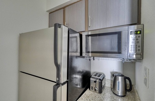 Gateway Apartment | Airy Gateway Studio w/Gym, Pool, nr Soccer, by Blueground