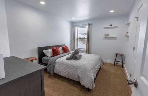 Leadville House | Airy home away from home- minutes from downtown and mineral belt trail!