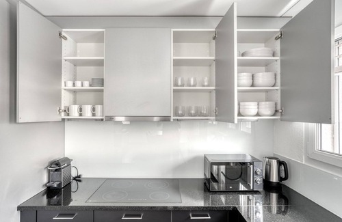 Center Apartment | Airy Leimbach 4.5 Room w/Storage & W/D, 5 min to Market, by Blueground