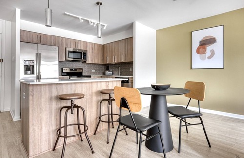 Near West Side Apartment | Airy Medical District 1BR w/W/D, Roof & Gym, nr Hospitals, by Blueground