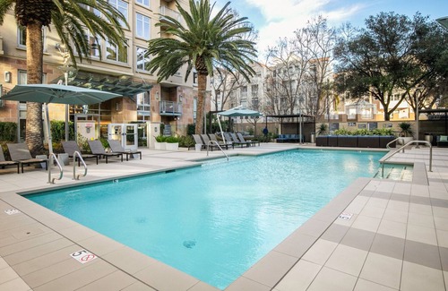 Mountain View Apartment | Airy Mountain View 2BR w/Fitness Center, W/D, nr. hwy by Blueground