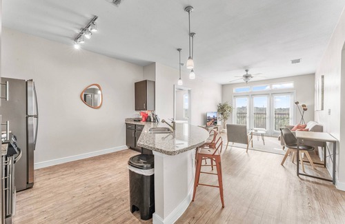 South Congress Apartment | Airy Soco 2BR King Suite w Gympickleballlaundry