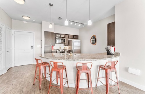 South Congress Apartment | Airy Soco 2BR King Suite w Gympickleballlaundry