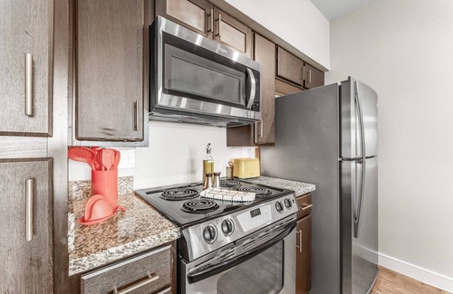 South Congress Apartment | Airy Soco 2BR King Suite w Gympickleballlaundry