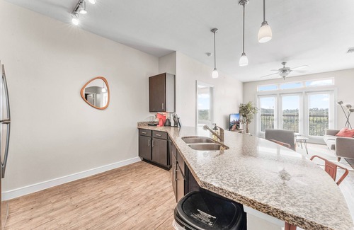 South Congress Apartment | Airy Soco 2BR King Suite w Gympickleballlaundry