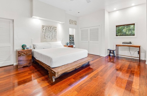 Honokaa House | Airy villa and Ohana suite in a tropical garden setting with lanai & patios