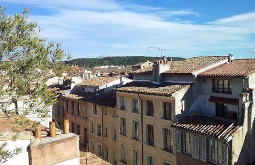 Aix-en-Provence Historic Centre Apartment | AIX-QUISITE! A/C 18TH C APT IN GREAT LOCATION IN HISTORICAL CENTER, W PARKING!
