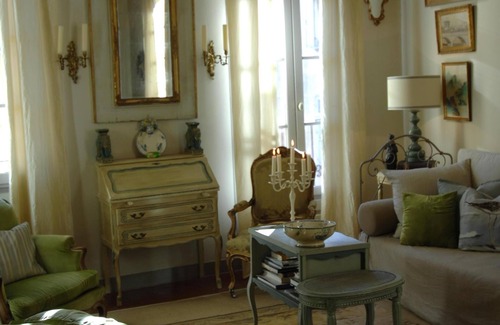 Aix-en-Provence Historic Centre Apartment | AIX-QUISITE! A/C 18TH C APT IN GREAT LOCATION IN HISTORICAL CENTER, W PARKING!