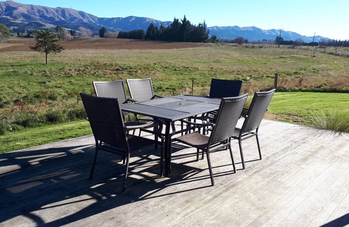 Makikihi House | AKATERE LODGE: 6 bdm. Tranquility. Great Views. Comfort. Parking. Free Wifi.