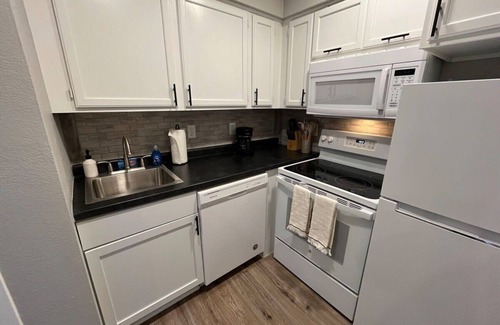 South Central Omaha Apartment | Aksarben 1 Bedroom-Close to I-80!