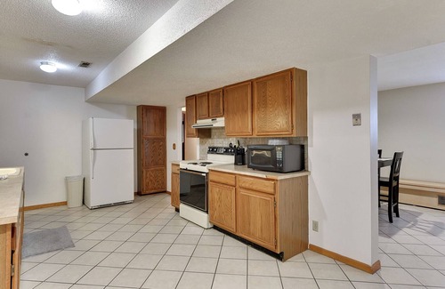 South Central Omaha Apartment | Aksarben Two Bed, One Bath Duplex Suite