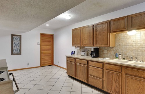 South Central Omaha Apartment | Aksarben Two Bed, One Bath Duplex Suite