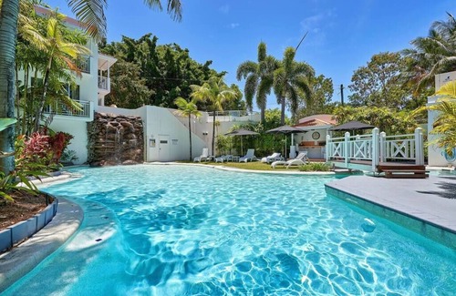 Palm Cove Apartment | Alassio Beachfront Spa Suite 302-2