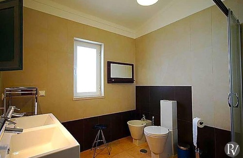 Guia Villa | Albufeira Villa Sleeps 6 Pool Air Con WiFi