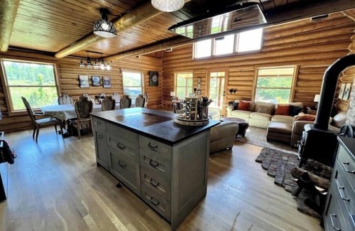 Eatonville House | Alder Lake Retreat Near Mt. Rainier, Sleeps 10, Swimming Pond, Jacuzzi, A/C,