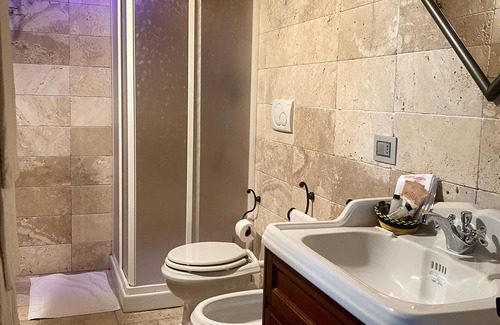 Santa Cristina a Mezzana Bed & Breakfast | Alessio room overlooking the vineyards of Tuscany