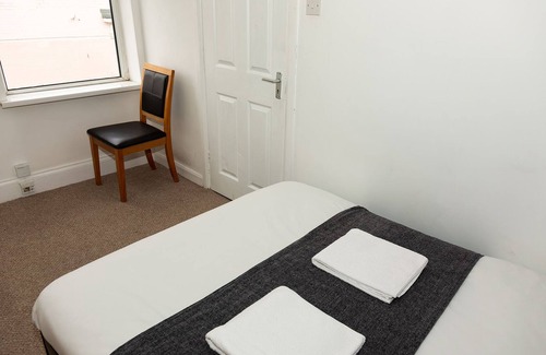 South Shields House | Alexander Apartments Double Rooms-Shared Bathroom