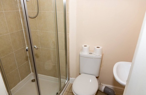 South Shields House | Alexander Apartments Double Rooms-Shared Bathroom