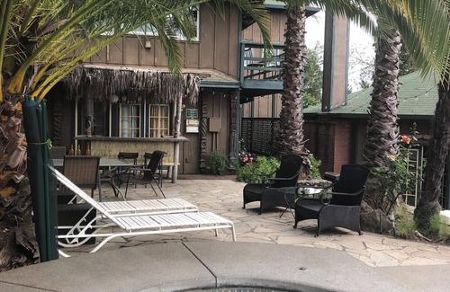 Geyserville Villa | Alexander Valley Lodge w/Pool, Hot tub, Waterfall, Pool table and Tiki Bar