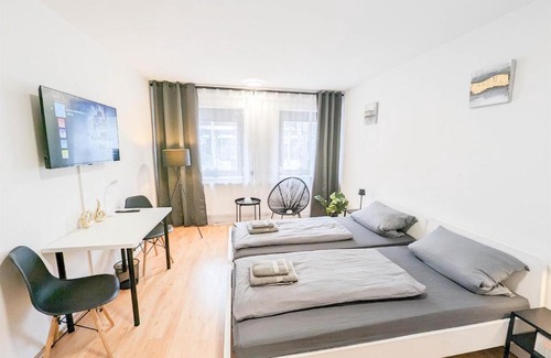 Neue Vorstadt Apartment | ALFA Apartment Stuttgart Mitte 2 Zimmer City-Lage Berliner Platz Balkon Netflix Küche WM l 2BR 5 Beds 6 People l Fully equipped Kitchen & Bathroom