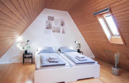 Stuttgart Apartment | ALFA Stuttgart 3Zi-Maisonette 6 Personen Zuffenhausen nahe Porsche & Bosch l WIFI & SmartTV I 3BR 4 Beds I Kitchen I Bathroom & WC