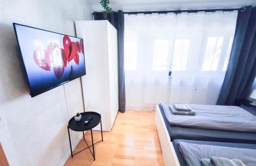 Stuttgart Apartment | ALFA Stuttgart 3Zi-Maisonette 6 Personen Zuffenhausen nahe Porsche & Bosch l WIFI & SmartTV I 3BR 4 Beds I Kitchen I Bathroom & WC