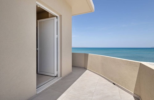 Drapanias Apartment | Alia Apartment right in front of the sea