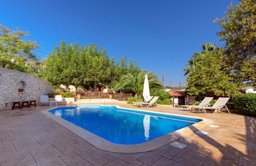Nochia Villa | Alia Stone Villa - Ideal for families&groups. Heated pool & big garden.