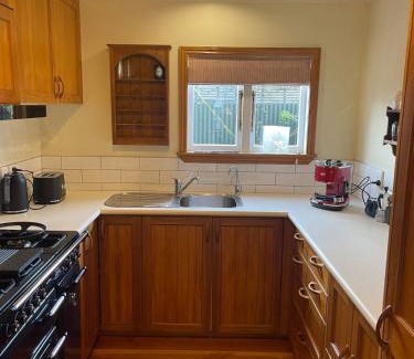 Nelson Apartment | Alice Cottage - South St Townhouse Treasure in the Heart of Nelson