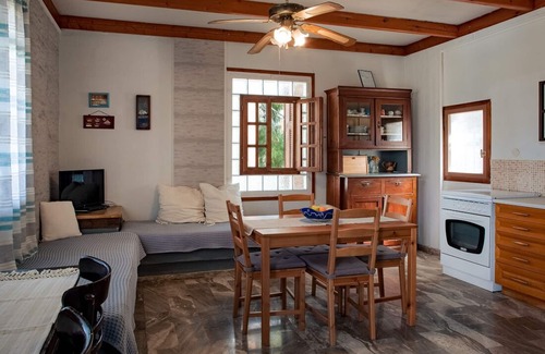 Papastavraiika Apartment | Alice House - Apartment with Yard