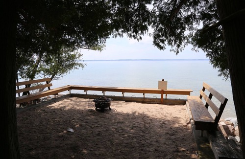 Forest Beach Cottage | Alig Family Tides - Next to Pine Trail Retreat! Shared Beach!