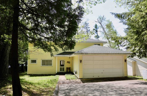 Forest Beach Cottage | Alig Family Tides - Next to Pine Trail Retreat! Shared Beach!