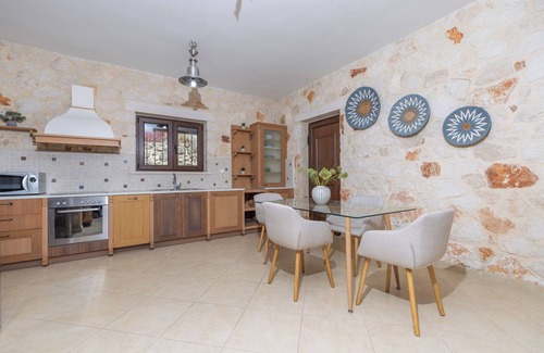 Akrotiri Villa | Aliki Villa - Country house with private swimming pool and view