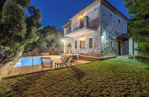 Akrotiri Villa | Aliki Villa - Country house with private swimming pool and view