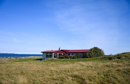 Njardvik Apartment | ÁLKA - Cozy Room by the Sea with Private Hot Tub n10-Min from Keflavík Airport