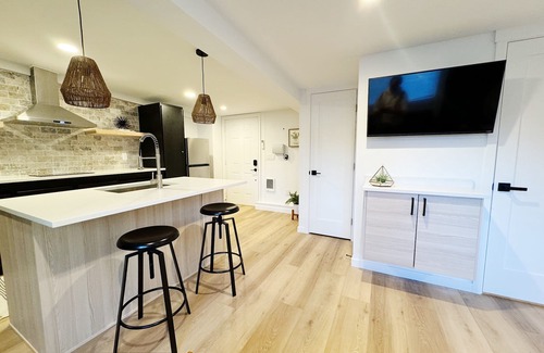Alki Apartment | Alki Beach Courtyard Cabin