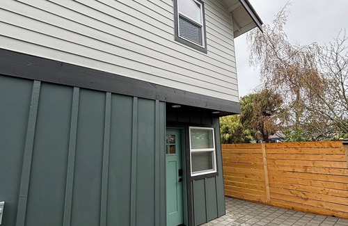 West Seattle Cottage | Alki Beach modern and cozy 3 bdrm home near dining, Lumen and T-Mobile park.